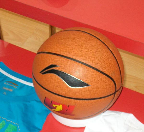 男子下棋时吸烟不慎引燃衣物（男子对弈抽烟失手点燃衣服）