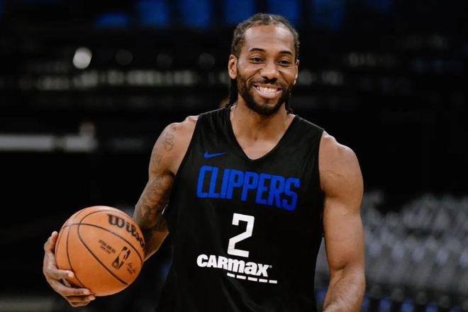 莱奥头发被拽找阿切尔比理论，后者：敢再指我就掰断你手指头（头发被拽后莱奥上前质问阿切尔比，后者警告：再指我就掰断你手指）